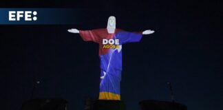 Christ the Redeemer in Rio de Janeiro lights up in tribute to the victims of the earthquakes in V...
